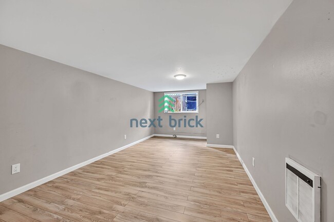 Building Photo - 4 BED & 2 BATH DUPLEX FOR RENT