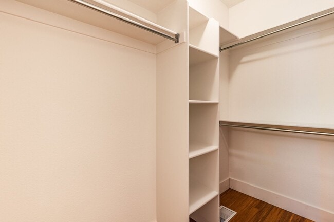 Building Photo - Bright first-floor Pinebrook Pointe condo