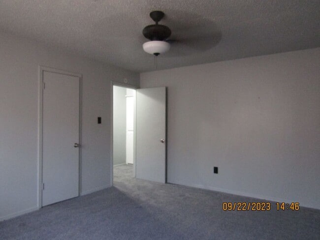 Building Photo - Very nice spacious home located in the Eis...