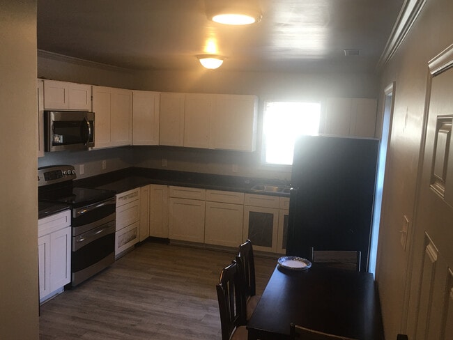 Building Photo - Room in Duplex on Beck St