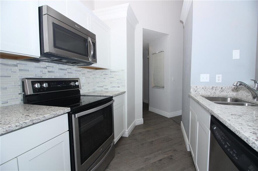 Kitchen - 2556 Woodgate Blvd