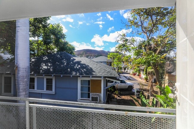 Building Photo - Renovated, upstairs, 2 bedroom 1 bath with...