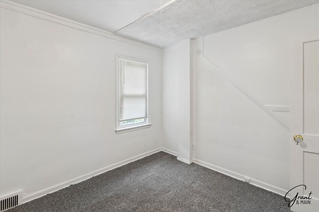 Building Photo - $1500 5 bedroom 2 bath