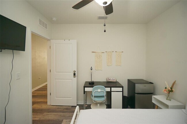 Building Photo - 11124 Leland Groves Dr