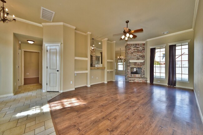 Building Photo - Amazing Home - 3 bed 2 bath - Edmond Schools