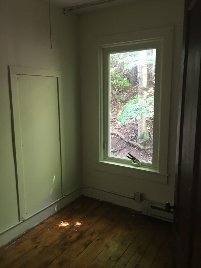 Building Photo - 139 Railroad St