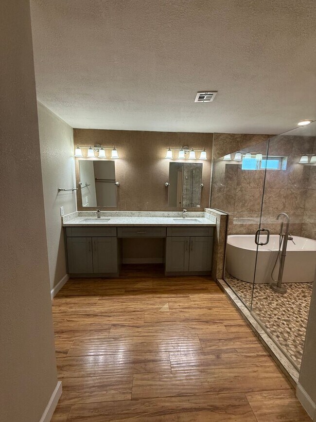 Building Photo - Luxury 4 Bedroom in Country Estates
