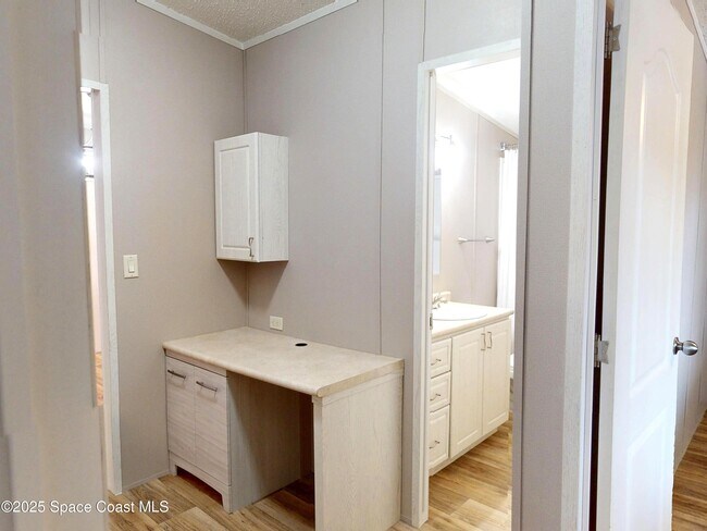 Building Photo - 709 Lark Dr