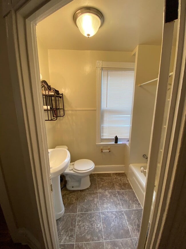 Building Photo - 654.5 Columbia Ave