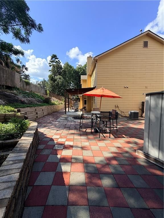 Building Photo - 2118 Newbury Oaks Dr