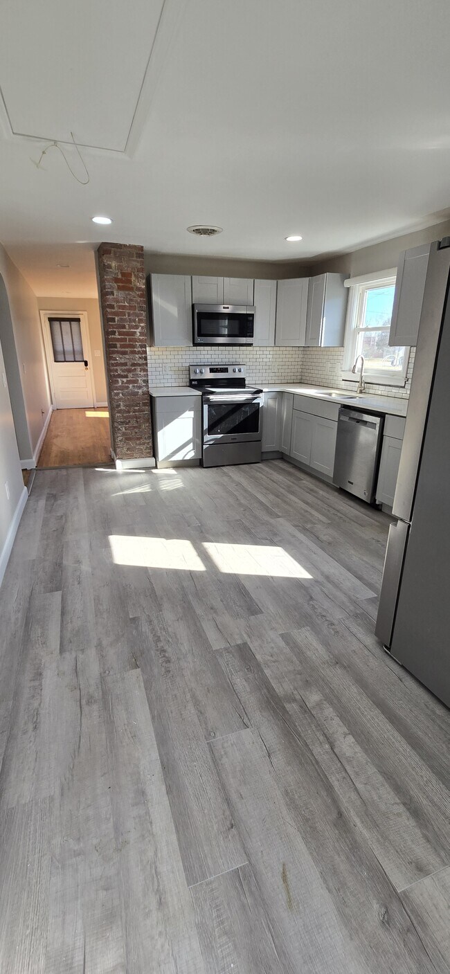 Building Photo - 904 Front Ave