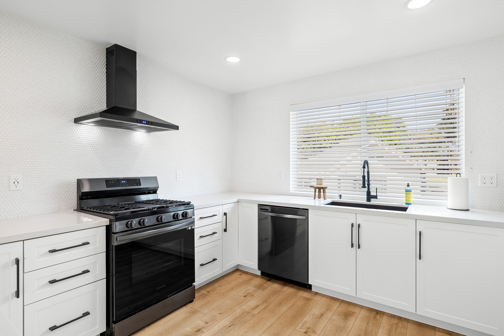 Building Photo - 321 N Gertruda Ave