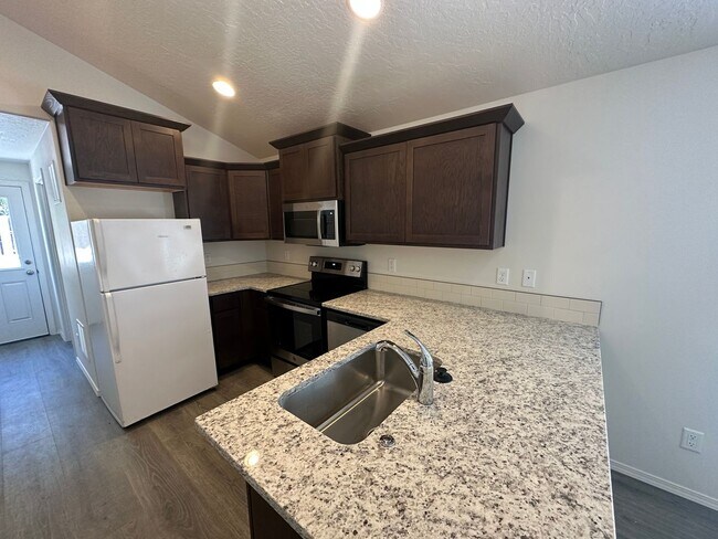 Building Photo - MIDTOWN Newer 2 Bdrm Cottage, 1 bath, Air Conditioning, Laundry Room, Large Patio, Off Street Par...