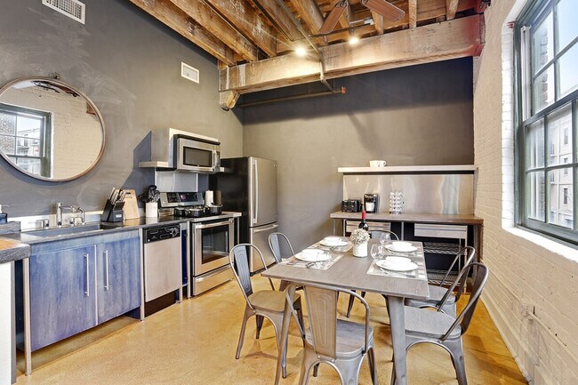 Building Photo - 1041 Constance St