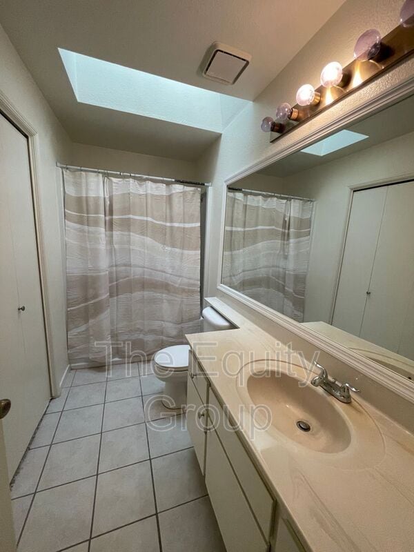 Building Photo - 1345 E Castleview Dr