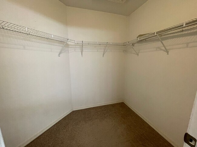 Building Photo - ANNUAL RENTAL - 2ND FLOOR LAKE VIEW 2 BED ...