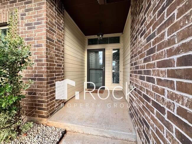 Building Photo - 3 Bedroom Home in North Norman with New Carpet **Move in by January 1st and enjoy HALF OFF your f...