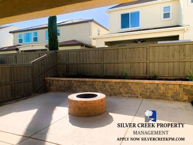 Building Photo - GORGEOUS 4 BED 3BATH HOME - DOWNSTAIRS BED...