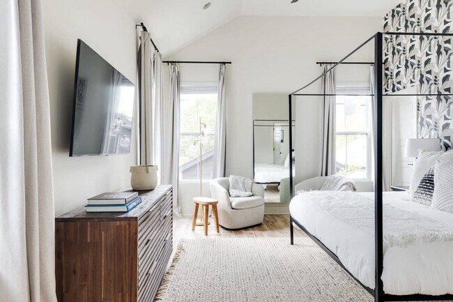 Building Photo - Fully Furnished - Designer Home (Flexible Lease Options)