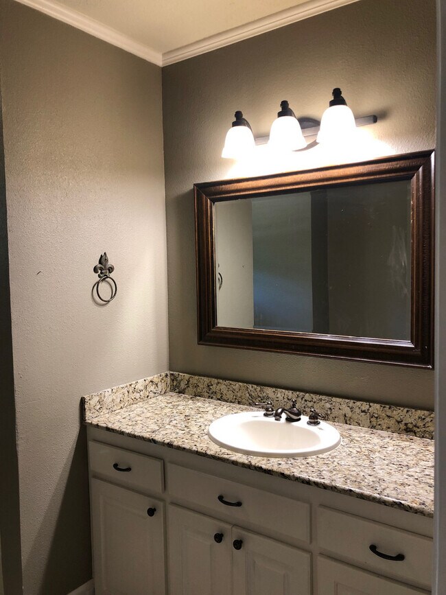 Building Photo - 368 Oak St