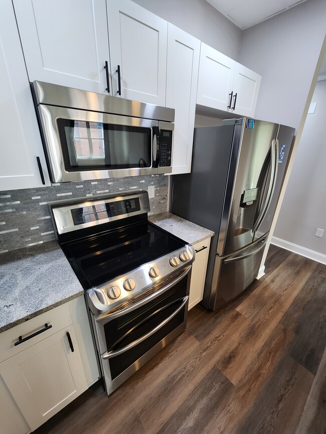 Building Photo - 405 W 7th St