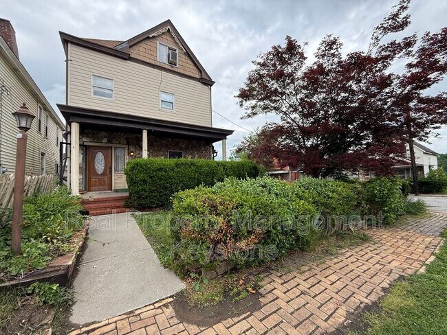 Building Photo - 705 E 18th Ave