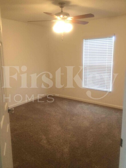 Building Photo - 146 SW Milburn Cir