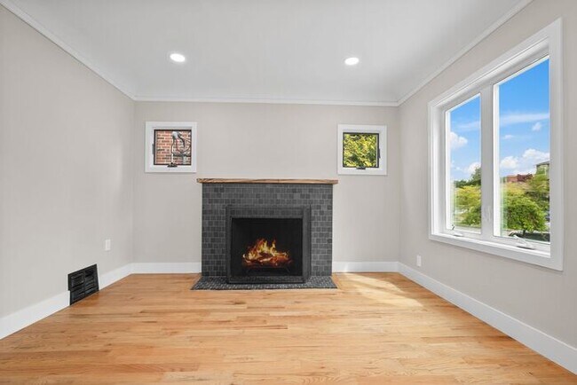 Building Photo - Gorgeous Remodeled West Seattle Craftsman w/ Air Conditioning