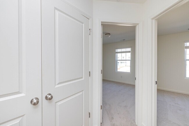 Building Photo - Charming 3-Bedroom Townhome Near Jack Alexander Blvd - APRIL MOVE IN SPECIAL