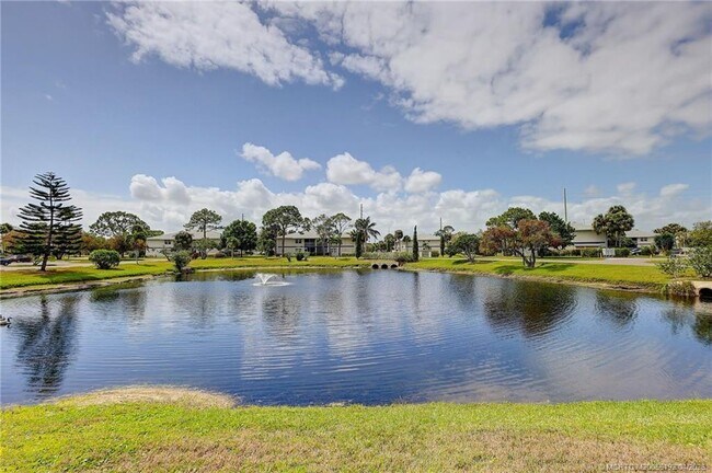 Building Photo - 1564 SE Royal Green Cir