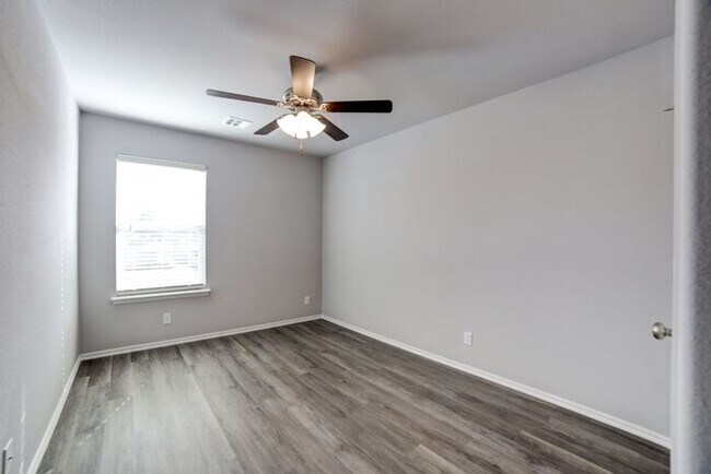 Building Photo - Luxury 4/2.5 Townhome!