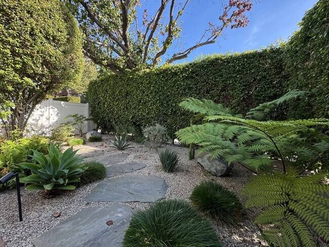 Building Photo - Modern 2-Bed, 2-Bath Residence in Prime West Hollywood