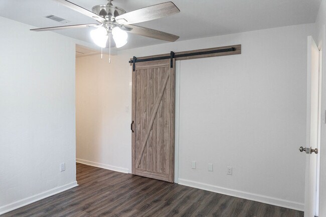 Building Photo - 3223 Albert Dr