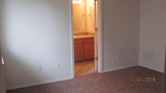 Building Photo - Dorothy2206