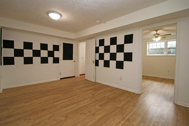 Building Photo - 235 Quail Run Dr