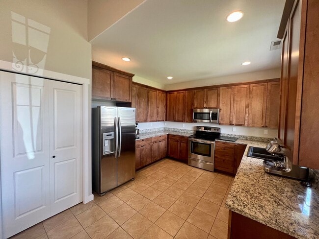 Building Photo - Modern 3 Bedroom Home