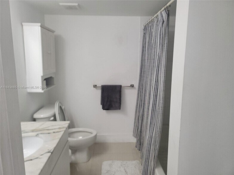 Building Photo - 1200 Brickell Bay Dr