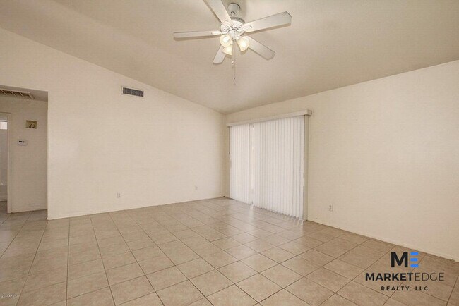 Building Photo - 3Bed/2Bath Home at Lower Buckeye Rd! JOIN ...