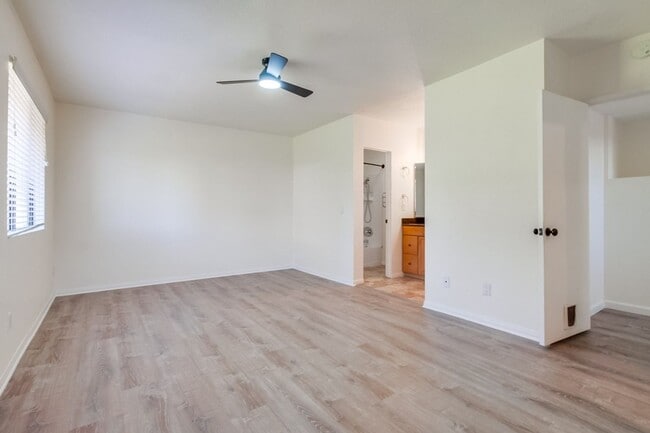 Building Photo - Downtown Vista Townhome, Available Now!