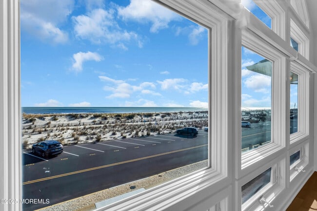 Building Photo - 913 N Ocean Ave