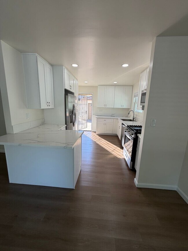 Building Photo - Spacious Home in Prime Pacific Beach Location