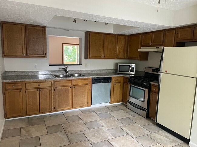 Building Photo - 3240 Brookview Way