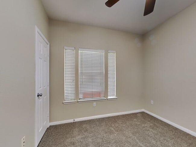 Building Photo - *No App Fee.*1 Month FREE Rent w/move in b...