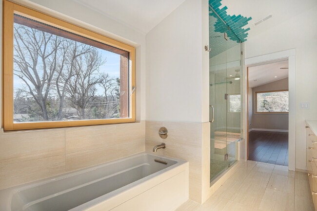 Building Photo - "Modern 4-Bed Boulder Retreat with Granite Elegance & Finished Basement!"