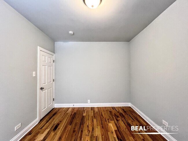 Building Photo - 1 bedroom in CHICAGO IL 60657