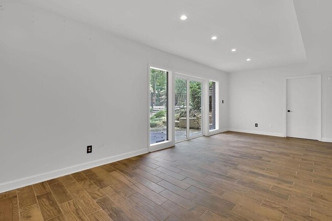 Building Photo - 505 River Valley Rd NW