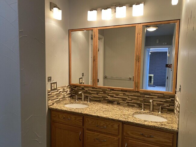 Building Photo - "Charming 2-Bed Townhouse Retreat in Denver – Spacious 1,240 Sq Ft with 1.5 Baths!"