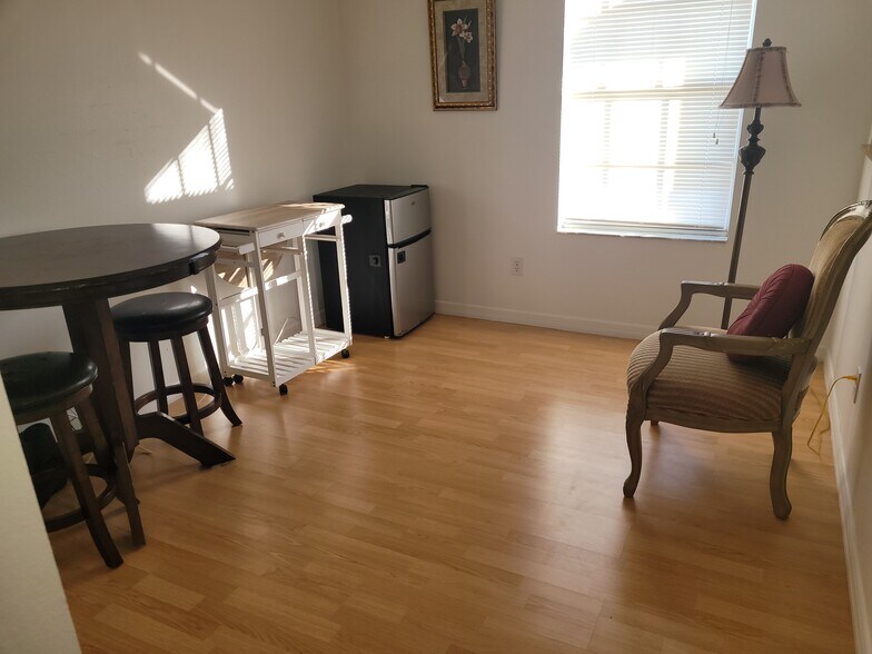 Relax area to share with another tenant - 106 Woodbury Pines Cir