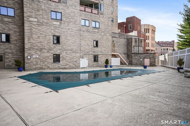 Building Photo - 143 Hoyt St