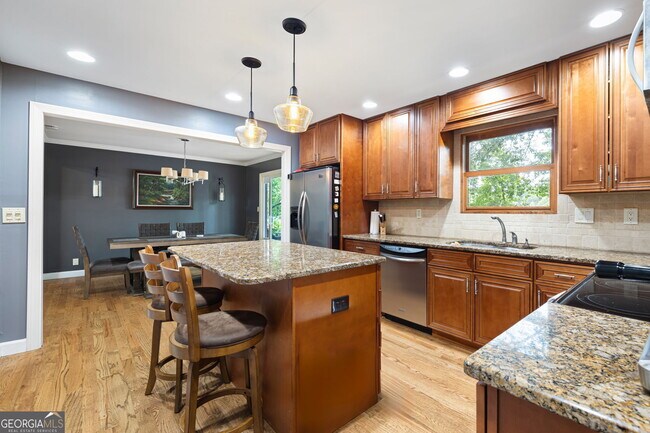 Building Photo - 2076 Lake Ridge Terrace